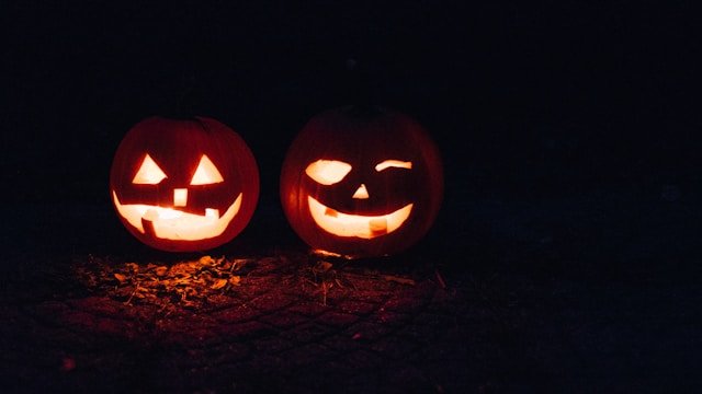 Playlist Wajib Bulan Oktober: 15 Lagu dengan Vibe Misterius dan Sinematik untuk Malam Halloween Anda
